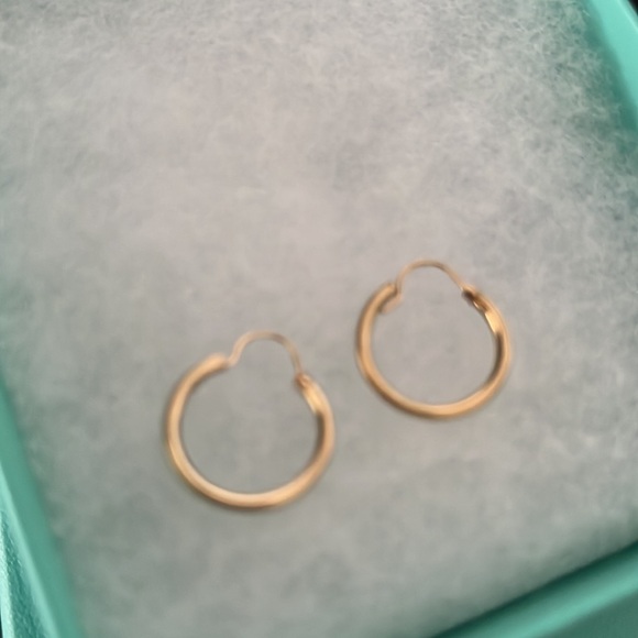 Small 14K gold hoop earrings - Picture 4 of 4